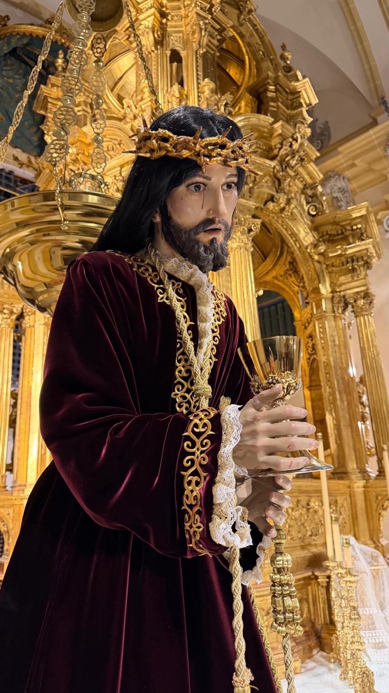 El Cristo de la Providencia estrena túnica de seda magenta en su 155 aniversario