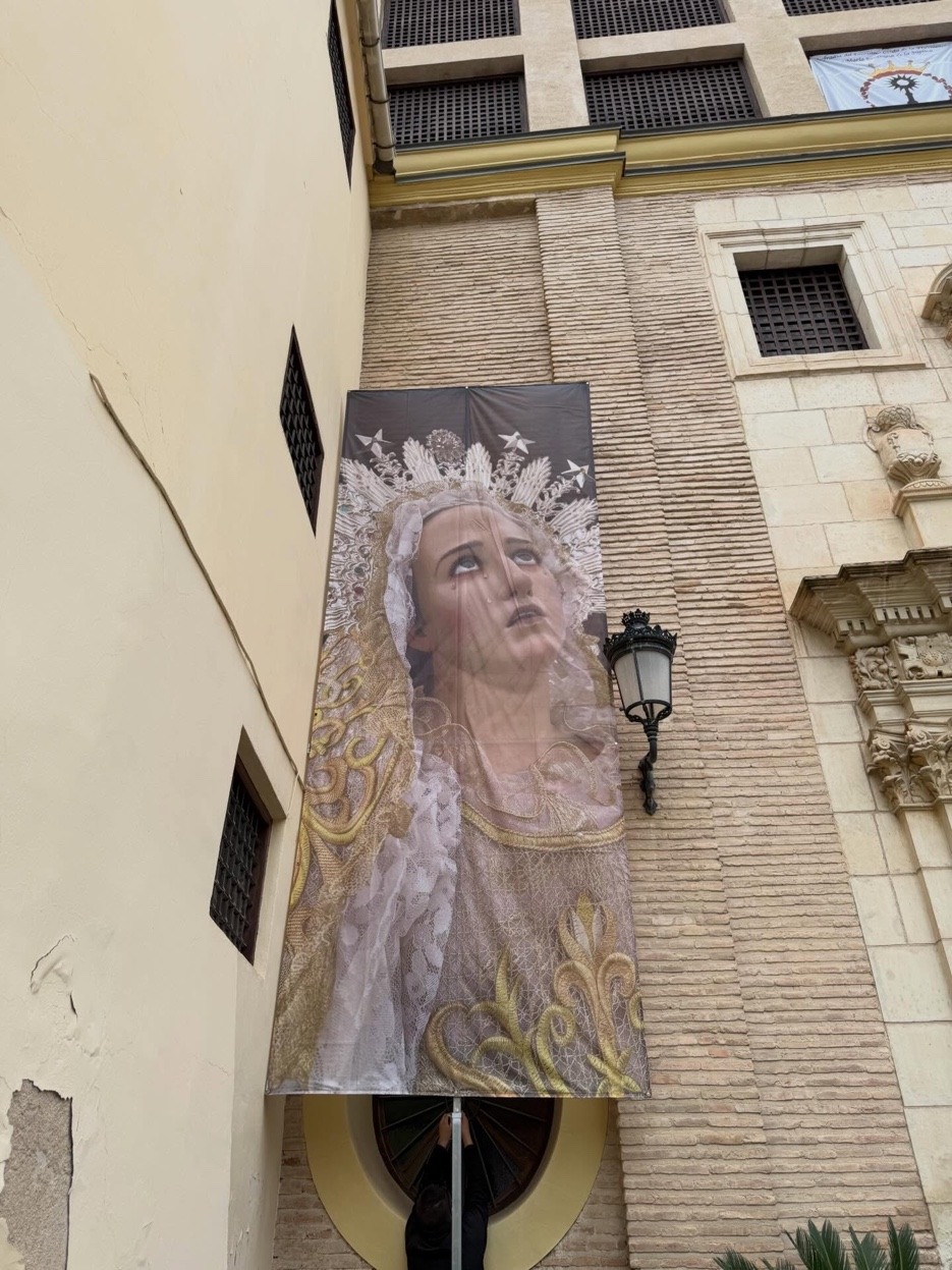 Banner de la Virgen de la Súplica en la fachada del Monasterio