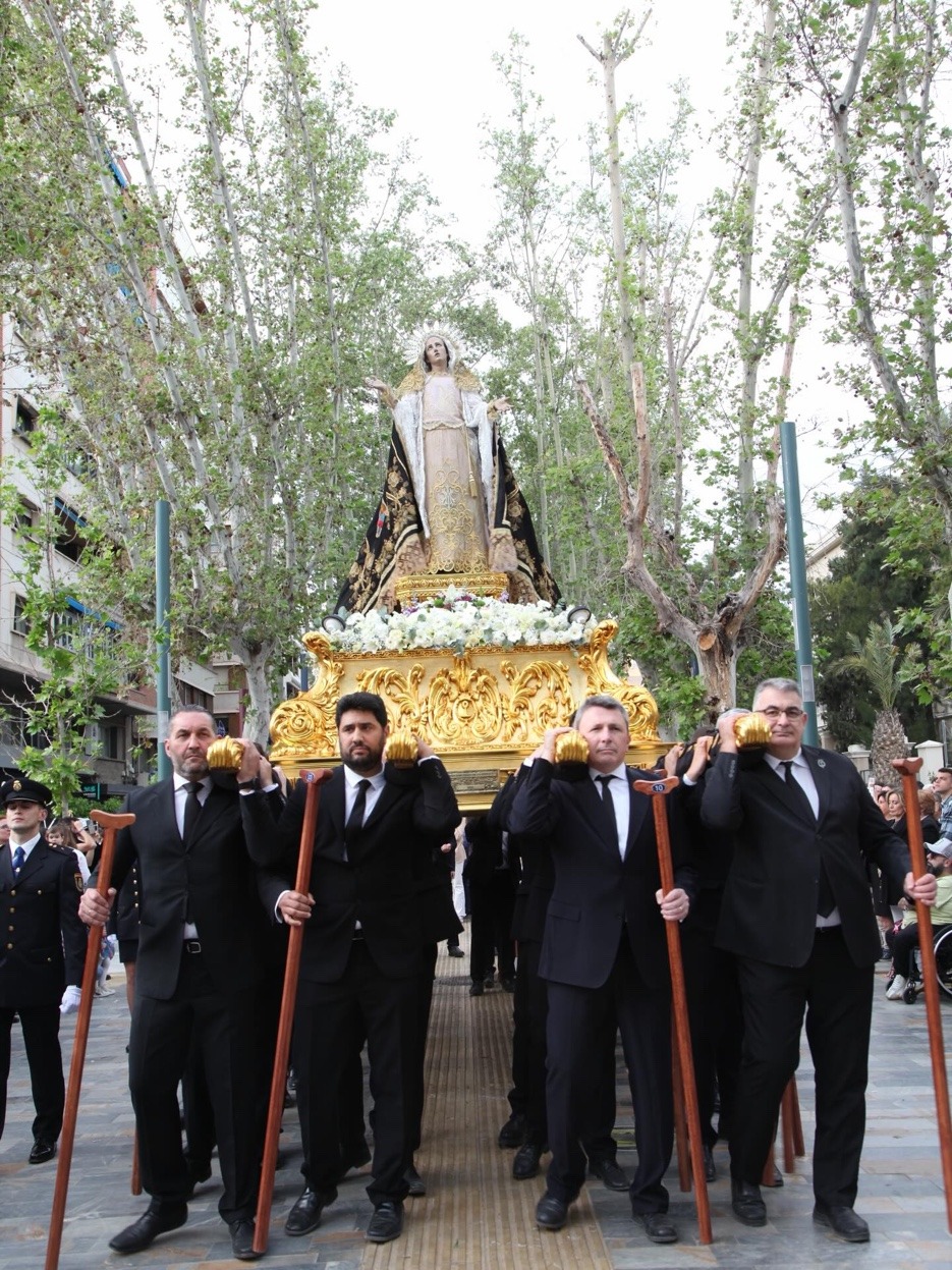 María Santísima de la Súplica en procesión portada por los Caballeros del Cristo